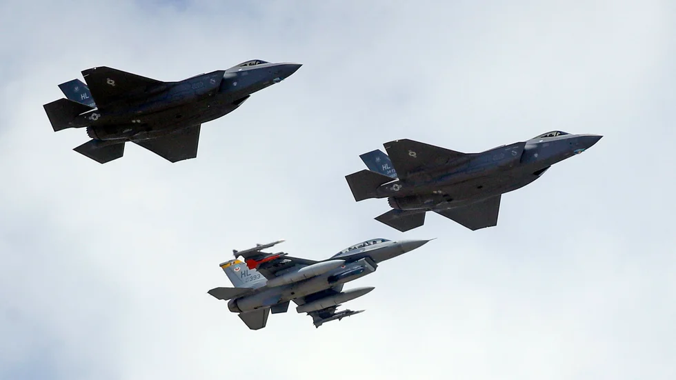 Amerikanska stridsflygplan anföll positioner i Somalia efter ett tidigare anfall av al-Shabaab. Här syns ett amerikanskt F-16-plan eskortera två F-35-plan i ett annat sammanhang. Arkivbild.