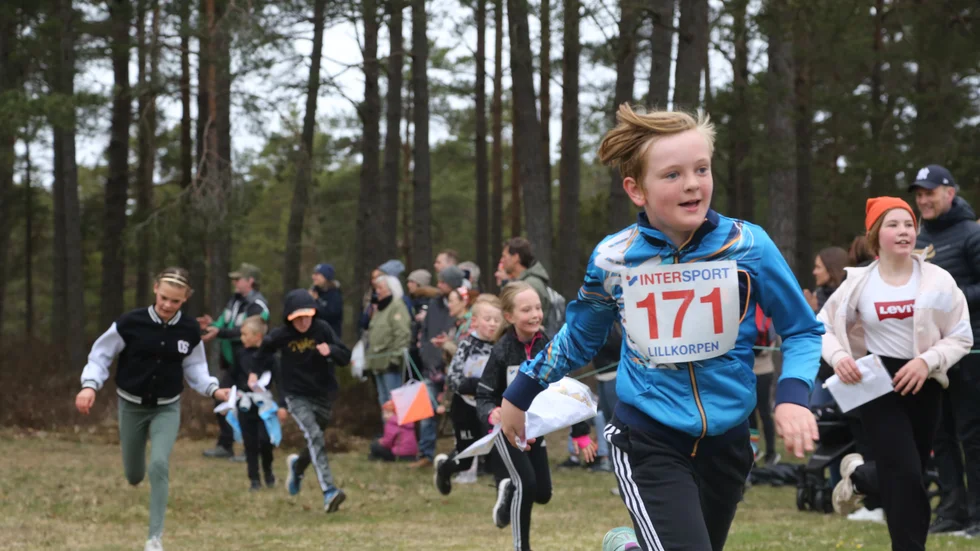 Applåder och hejarop mötte de tävlande på upploppet.