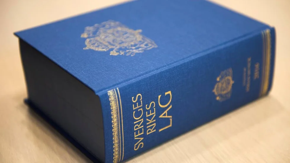 En 12-årig flicka ska ha blivit våldtagen i en källare i Strängnäs.
