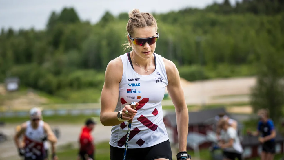 Sofia Henriksson har haft en bra träningssommar, men när Piteå Elit-åkaren fick chansen på ett landslagsläger i Planica skadade hon sig direkt. 