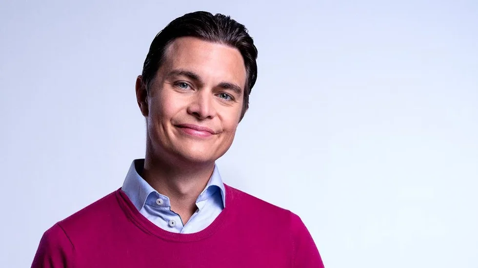 Messiah Hallberg är prisad och tokhyllad komiker, skådespelare, manusförfattare och journalist. Nu ska han snart ut och turnera med sin andra soloshow, "Scener ur ett 'äktenskap'".