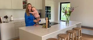 Jessica och Sebastian lämnade storstan för Östergötland och husbygge i skogen