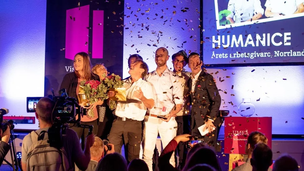 Strängnäsbon David Hultman, ljust klädd i mitten, är vd för Humanice som utsetts till årets arbetsgivare i Norrland. Det var prisutdelning i Umeå på måndagseftermiddagen.