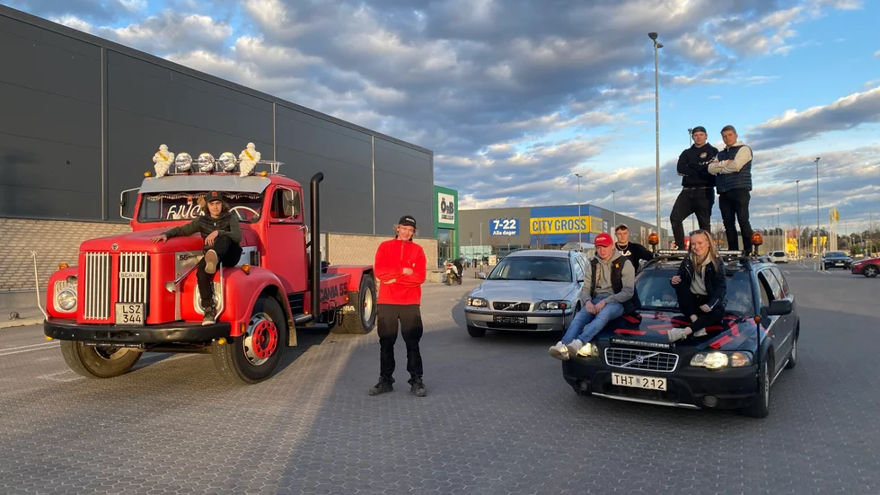 På parkeringen vid Gränbystaden är det vanligt att epa-ungdomar träffas, hänger och snackar om allt möjligt. Inte minst om varandras bilar.