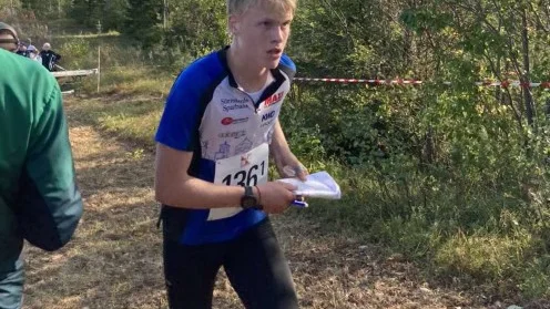 Omfattande avverkningar i skogen gjorde att det blev svårorienterat i natt-SM. Ris och högt blåbärsris gav orienterarna problem. För Edvin Hellsten gick det dock ganska bra. Det blev tillslut en sjunde plats i H20 elit.