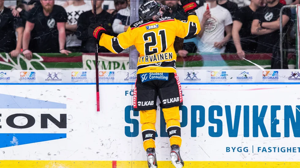 220421 Luleås Juhani Tyrväinen jublar efter att han gjort 0-1 under semifinal fyra i SHL mellan Frölunda och Luleå den 21 april 2022 i Göteborg . 
Foto: Michael Erichsen / BILDBYRÅN / COP 89 / MI0273