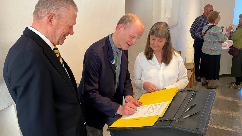 Fredrik Vahlquist, Birgittastiftelsens ordförande, Göran Fältgren, ordförande i kultur- och utbildningsnämnden och Eva Andersson, ordförande i regionutvecklingsnämnden skrev under avsiktsförklaringen inne i Sancta Birgitta klostermuseum.