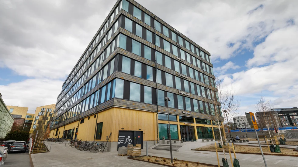 Magasin X har två huvudentréer, en på Sidenvävargatan och ett på Fjalars gränd, båda leder in i entréhallen. Stora delar av taket har solpaneler och resten, där det inte är takterrass, har ett sedumtak.