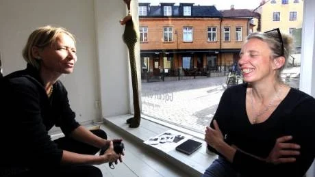 På plats. Kirsten Mühlbach och Kiki Schöpper är i Visby för att hänga utställningen "Cross over". 13 tyska konstnärer visar sina verk på Gocart Gallery. I fönstret ett verk av Gerwin Lohemeyer.Foto: Rolf Jönsson
