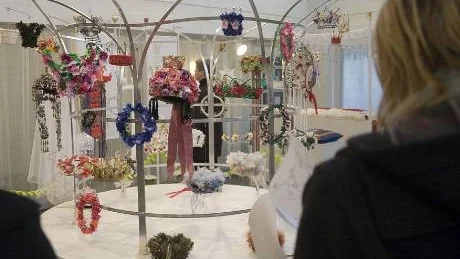 Krona och krans. I eftermiddagär det vernissage på utställningen som visas på Langska huset i Visby till september. Foto: Bo Arrhed