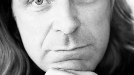 Patrik Sjöbergs bok "Det du inte såg" är en oerhört viktig bok. Övergrepp mot unga förekommer, även om vi inte pratar om det. Men om vi vågar prata och visar att vi bryr oss, vågar kanske fler berätta om vad de varit med om. Då kan vi stoppa övergreppen.