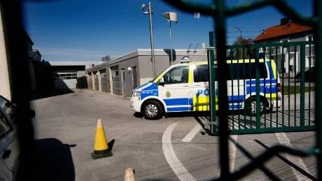 GULDRÅN. Två män greps i Nynäshamn i maj och fördes tillbaka till Visby. Där misstänks de ha rånat en guldsmedsaffär på valborgsmässoafton.foto: petra jonsson/arkiv
