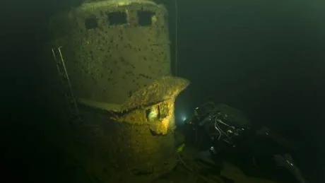 En tvist har blåst upp om en misstänkt sovjetisk ubåt som hittats söder om Gotland. Försvaret anser det inte meningsfullt att kontrollera ubåten närmare. Förre ÖB Bengt Gustafsson vill dock att nya dykningar görs.