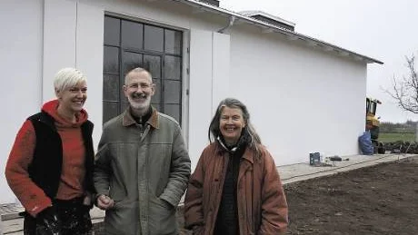Jon och Marita Jonsson, tillsammans med dottern Helga, utanför sin nybyggda konsthall vid Körsbärsgården i Sundre som nu kan bli "årets förnyare" vid årets Antikmässa.foto: bengt valentinsson/arkiv