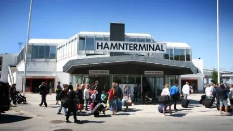 Turister Turism Turist Hamnterminal Avresande Ankommande Ungdomar Midsommar Destination Gotland Båten Färja Visby Hamn 2011