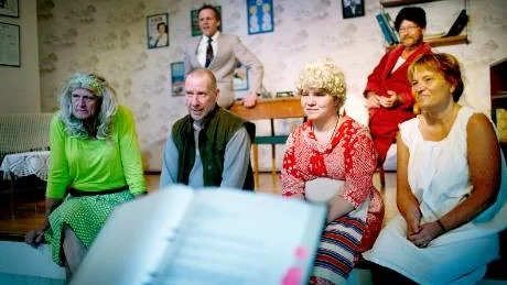 Nu är det dags för sommarföreställningar av David Ahlqvists lustspel Nattrocken. Ensemblen från vänster Mikael Nyman, Christer Niklasson, Fideli Pettersson, Sibba Cederlund. Bakom Niklas Gustafsson och Erland Pettersson.foto: petra jonsson/arkiv
