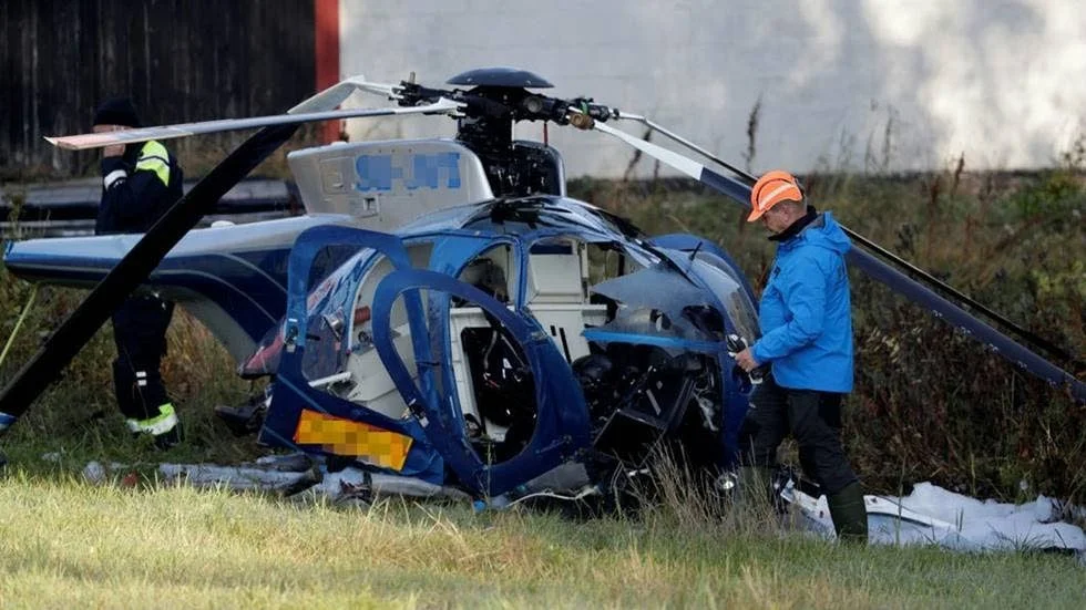 Här undersöker Statens haverikommission (SHK) den havererade helikoptern. Olyckan utreds av både polisen och SHK.