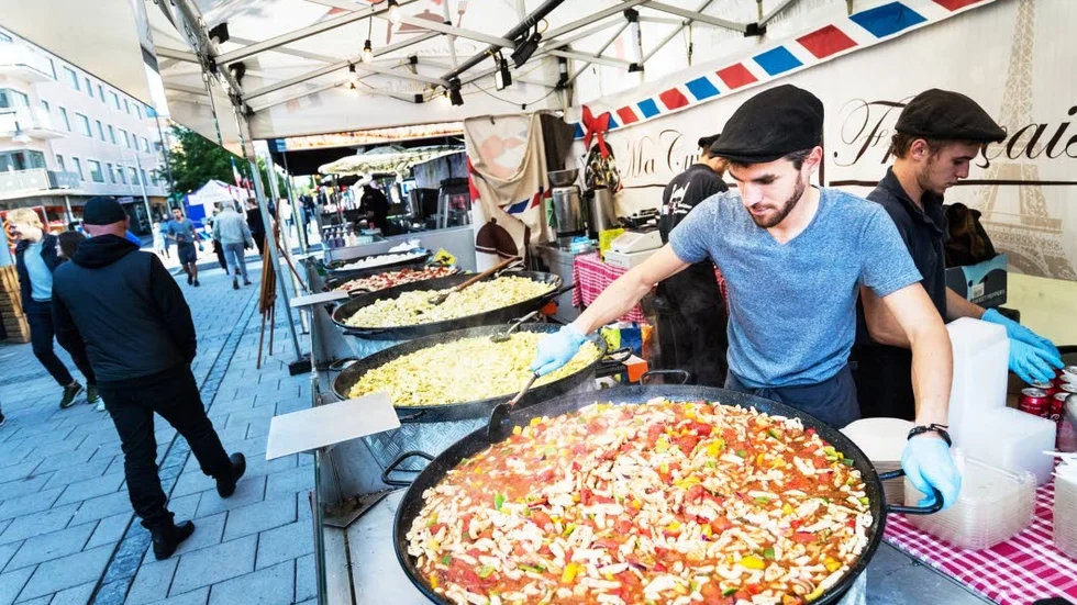 Mumsfilibabba. Matmarknaden pågår för fullt i Luleå och dofterna från langos och currywurst drpider sig längs Storgatan. NSDs Pelle Johansson minns sin egen kockkarriär och höjer ett varningens finger.