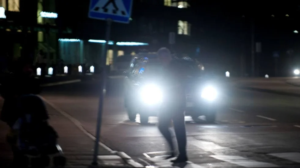 Mörkt. Den som går ut utan reflexer i höstmörkret är nästintill osynlig i trafiken.