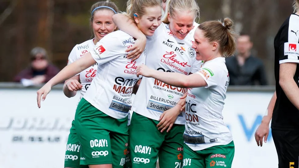 Måltorka. Moa Öhman och Johanna Andersson fick se Paulina Hedquist (mitten) bryta nollan. Det hjälpte laget till en poäng. (Arkivbild)