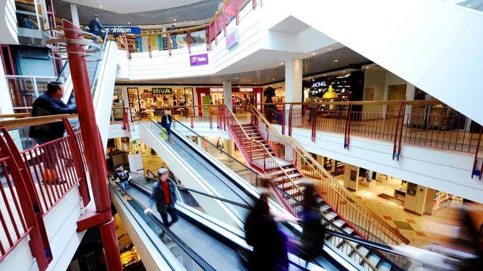 Butiksägarna i Luleå står inför en tuff utmaning. "Det går inte att stå still och tro att folk kommer fortsätta handla i ens butik, utan man måste hänga med i den digitala utvecklingen", säger Birgit Öhlund hos Visit Luleå.