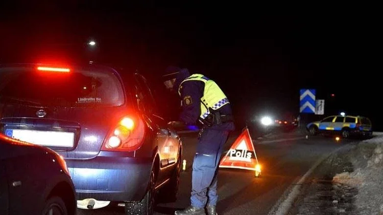 Bombdrama. Polisen satte upp avspärrningar vid väg 97 i samband med händelsen.