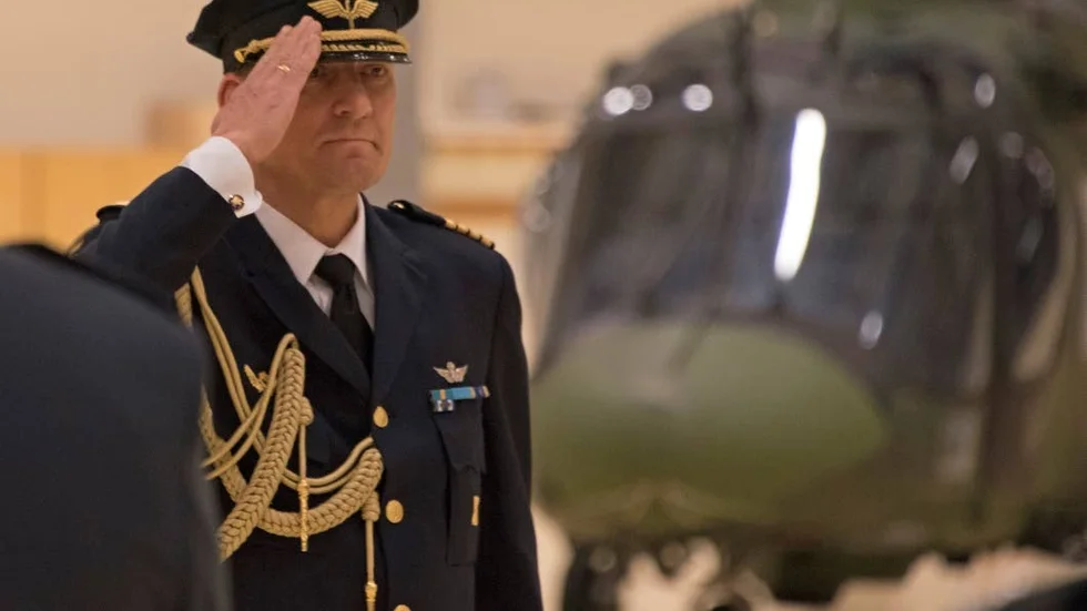 Jonas Nellsjö inspekterar sitt förband för första gången som ny chef för helikopterflottiljen.