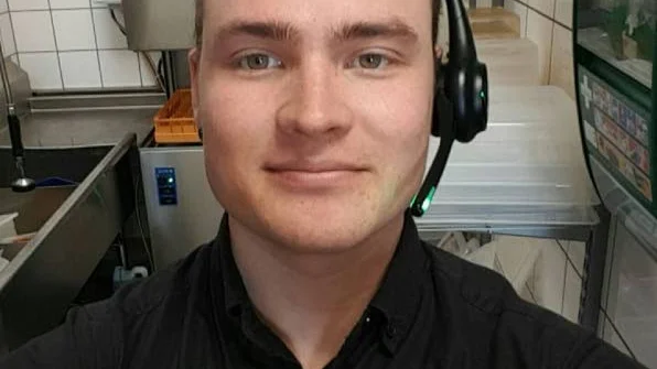 HAMBURGARE. Filip Nordmark äger Burger King i Kiruna och vill välkomna blivande Kirunabon Robert Rozmyslowicz med en hamburgare.