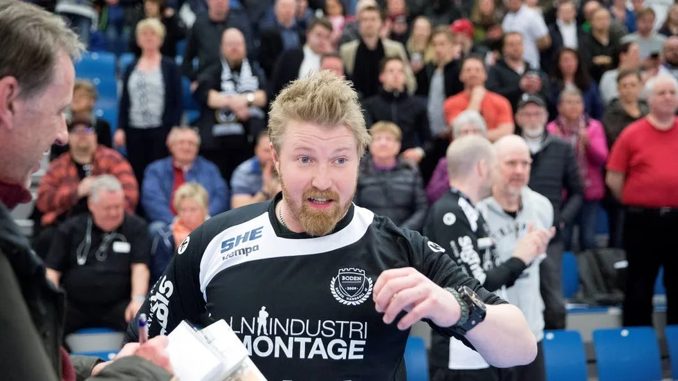 Blir kvar. Kenneth Harlin funderar nu hur han kan lägga ännu mer tid på handbollen. "Vi får se om jag kommer överens med arbetsgivaren. De har ställt upp så grymt bra redan"
