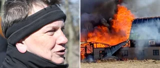 Susannes ladugård brann ner till grunden • Varnar för brandrester som far i luften: "Kan starta nya bränder"