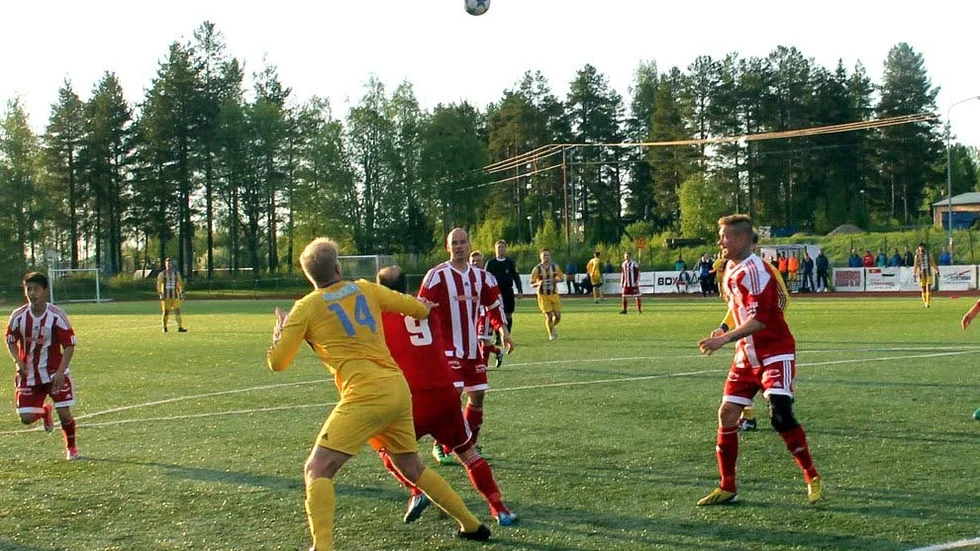 Jobbigt. Ohtana/Aapua fick inget gratis i derbyt. Här är Adam Zingmark omgiven av idel röd-vita motståndare.