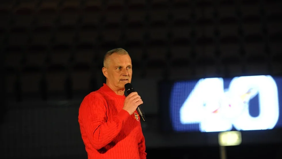 Hyllade. Stefan Enbom hyllade alla som på något sätt bidragit i LUleå Hockey.