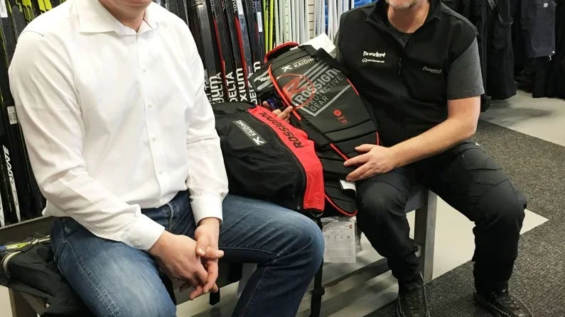 Skydda ryggen. Magnus Muchler och Björn Nilsson med ryggskydd som säljs till förmån för Barncancerfonden.