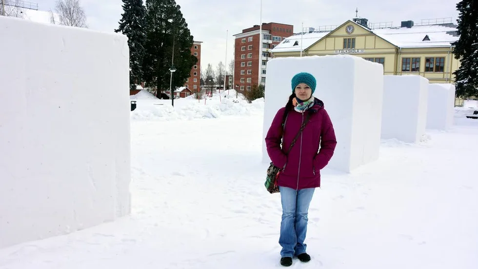SNÖKUBER. Enhetschefen Lizah Lund på parkavdelningen mitt bland snökuberna i Stadsparken. I veckan är det snöskulpturfestival och nästa vecka är det sportlov i Boden.
