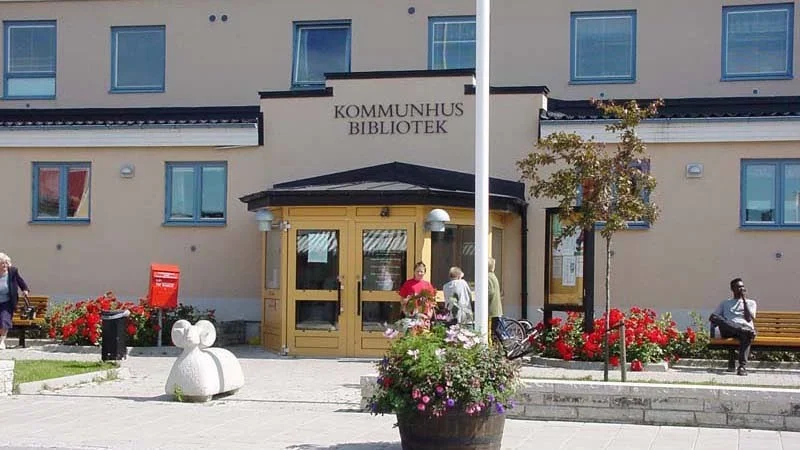 Kommunhuset inrymmer i dag bland annat bibliotek.