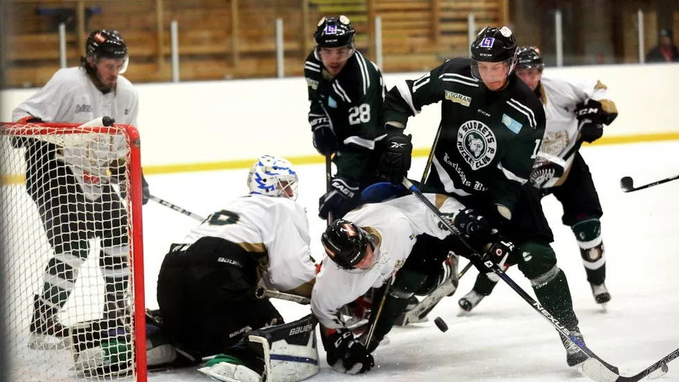 Boo på fall. Pontus Björklund är stenhård i slottet framför Bookeepern. Sudret vann med 6–2 och följde upp den med en 2–1-seger mot Älta.