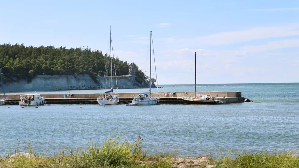 Färsk fisk, restaurang och fina promenadstråk. Lickershamn lockar många att lägga till en natt eller två. Eller fler.