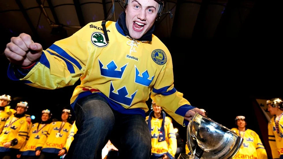 En guldfirande Johan Larsson efter att ha vunnit JVM-guld 2012.
