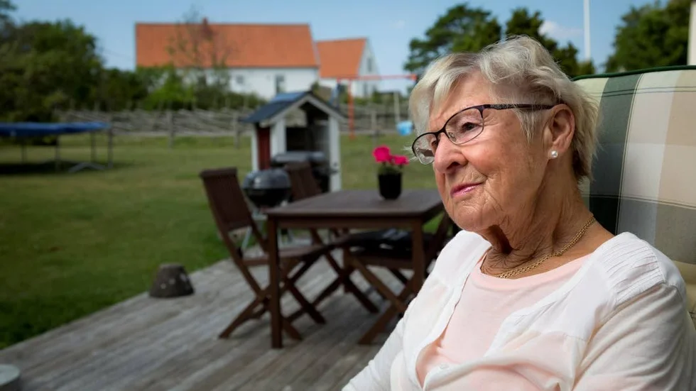 "Bussförbindelserna är så dåliga på ön så jag skulle inte klara mig utan bilen", säger hon.