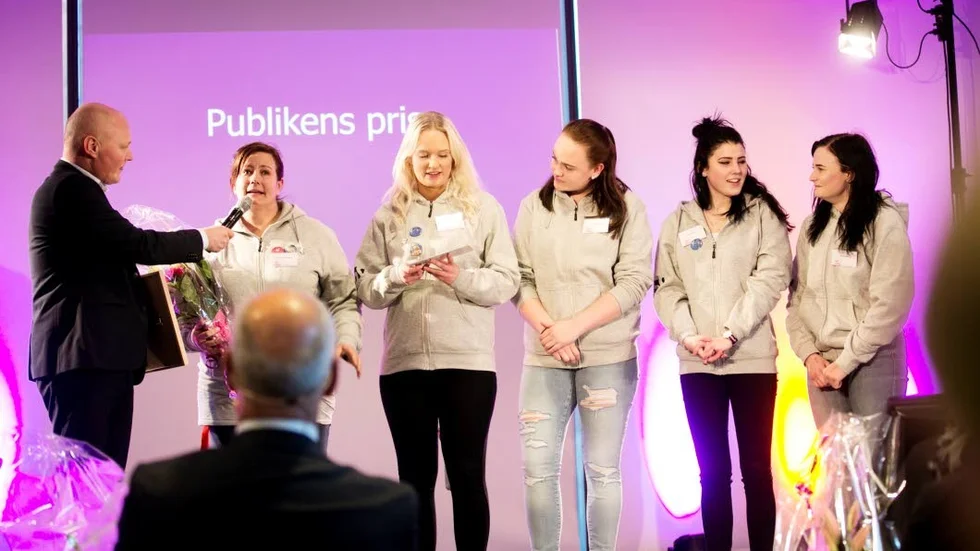 Förra året: Publikens pris och Bästa monter gick till fritidsledaren Helen Couglin-Sjögren som tillsammans med fyra ungdomar, Agnes Lehrberg, Elin Petersson-Wallén, Carro Ringbom, Elara Sjögren kämpat mot mobbning.