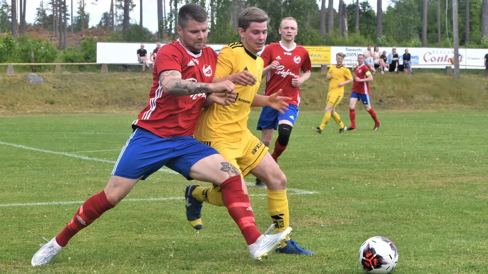 Djursdala SK:s Dzenan Hrnic i kamp med en av Malmbäcks anfallare. Han och övriga backlinjen fick hålla nollan när DSK vann med 1–0.