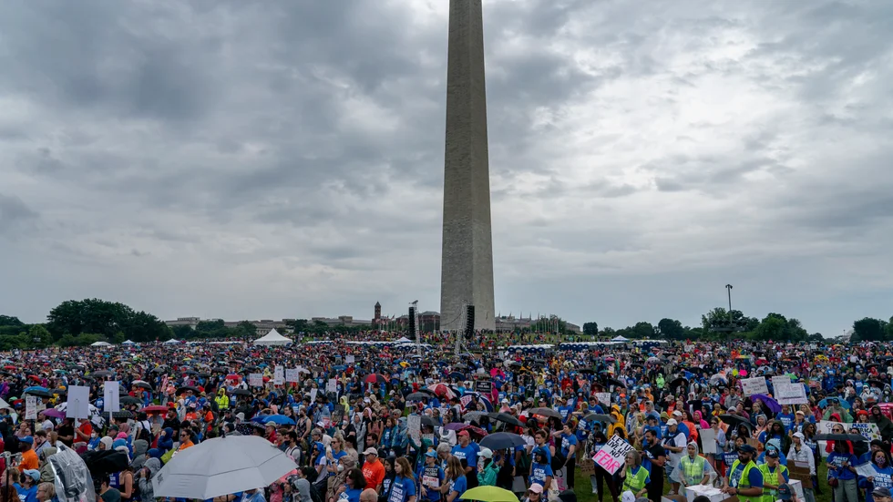 Tusentals slöt upp framför Washington monument på lördagen i manifestationen March for our lives, som hölls för första gången 2018 efter masskjutningen i Parkland.