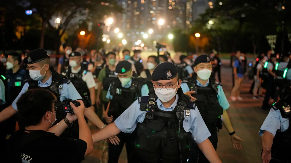 Poliser hindar människor från att ta sig in i Victoria Park i Hongkong under lördagen, som var årsdagen av massakern vid Himmelska fridens torg i Peking 1989. Numera är det förbjudet i Hongkong att hedra offren på årsdagen.