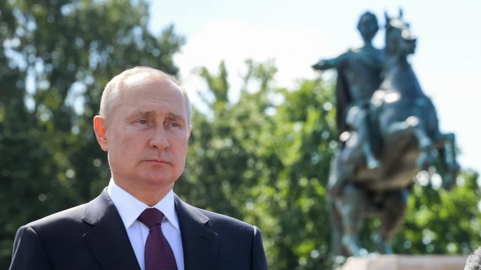 President Vladimir Putin framför en staty av Peter den Store i S:t Petersburg häromåret. Arkivbild.
