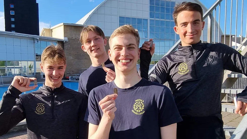 Motala Simsällskaps lag med Gustaf Fahlström, Edvin Karlsson, Henrik Eriksson och Elliot Fielder upprepeade prestionen från kortbanemästerskapen i höstas och tog brons på 4x100 meter medley i Östsvenska mästerskapen. 
