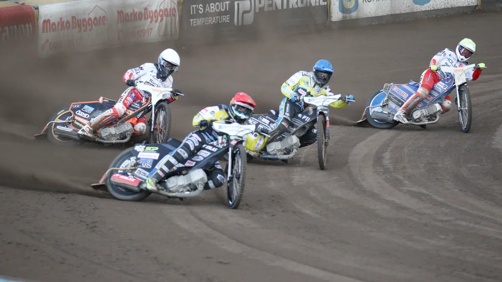 Firma Fredrik Lindgren/Mads Hansen körde in två fem-ettor till Västervik Speedway när lagen vann över Rospiggarna på tisdagskvällen.