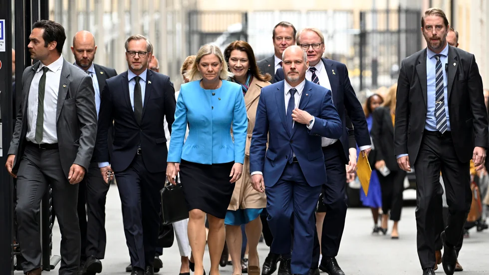Regeringen, med Magdalena Andersson och Morgan Johansson i spetsen, på väg till riksdagshuset. 