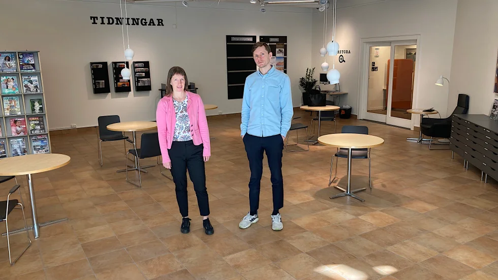 Catarina Ask, kfu-ordförande och bibliotekschefen Fredrik Rönnberg i den nya rymligare läshörnan, före detta konsthallens lokaler. " Här får man prata, medan vi har betydligt tystare inne i själva biblioteket. Det har också blivit en social mötesplats där folk träffar varandra", säger Rönnberg.