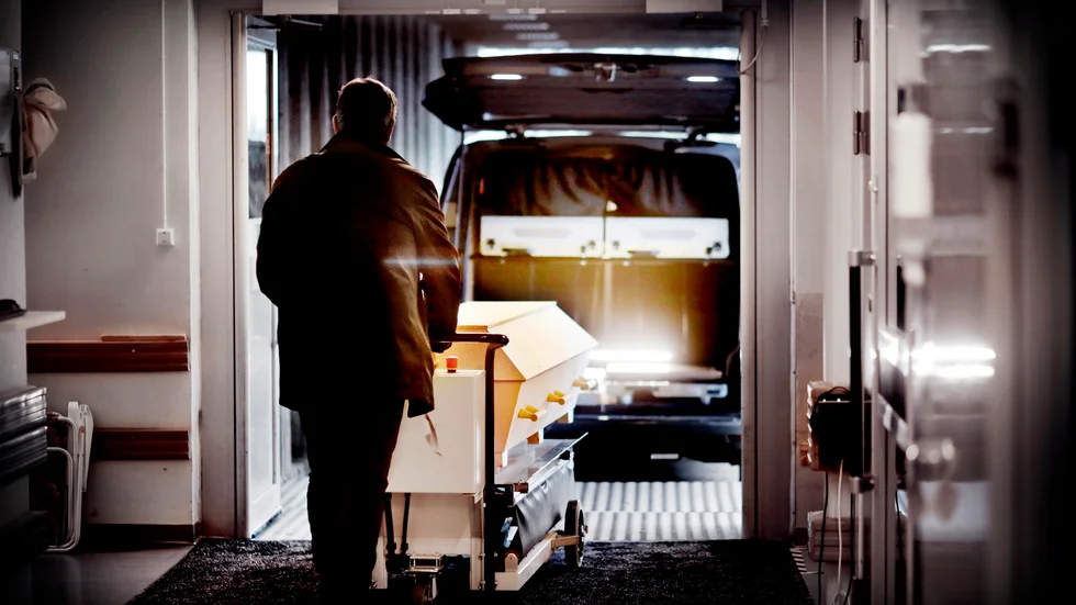I Sverige kan vem som helst starta begravningsbyrå. Ingen auktorisation krävs, och man behöver varken utbildning eller tillgång till kisttransporter. 