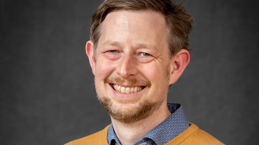 Människor i behov av vård får vänta allt längre, med ökat lidande och ohälsa som följd, skriver Neil Ormerod, Vänsterpartiet.